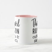 This Girl Runs on Caffeine and Sarcasm Funny Mok (Midden)