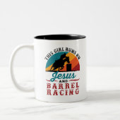 This Girl Runs on Jesus and Barrel Racing Tweekleurige Koffiemok (Links)