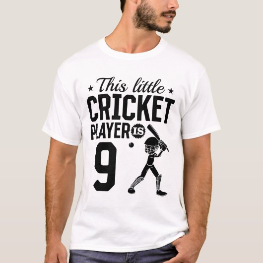 This Little Cricket Player Is 9 Years Old - 9th Bi T-shirt (Voorkant)