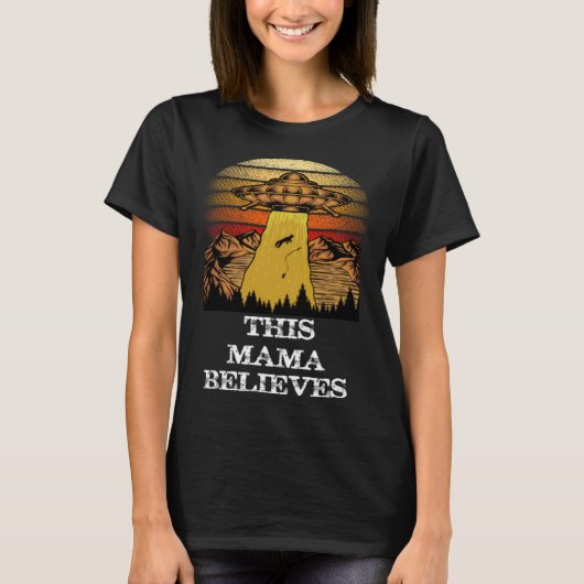 This Mama Believes UFO Alien Conspiracy T-shirt (Voorkant)