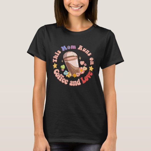 This Mom Runs on Coffee and Love Funny Caffeine Mo T-shirt (Voorkant)