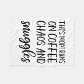 This Mom Runs On Coffee Chaos And Snuggles Fleece Deken (Voorkant (Horizontaal))