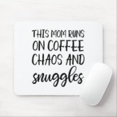 This Mom Runs On Coffee Chaos And Snuggles  Muismat (Met muis)