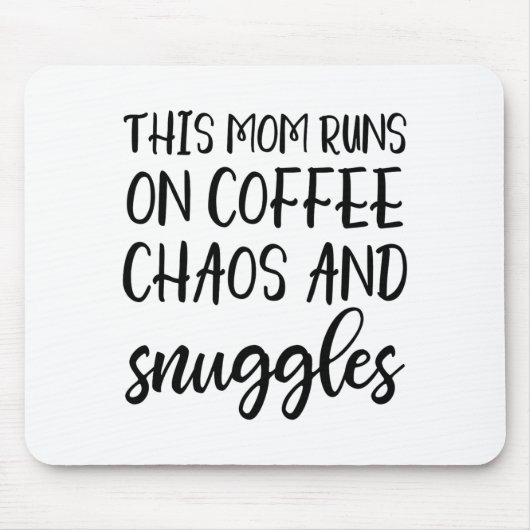 This Mom Runs On Coffee Chaos And Snuggles  Muismat (Voorkant)