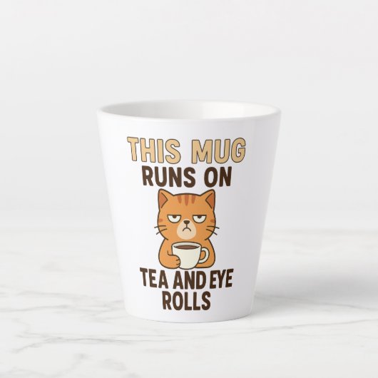 This Mug Runs on Tea and Eye Rolls – Funny British Latte Mok (Voorkant)