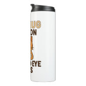 This Mug Runs on Tea and Eye Rolls – Funny British Thermosbeker (Geroteerd rechts)