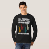 this person is too busy playing saxophone saxophon t-shirt (Voorkant volledig)