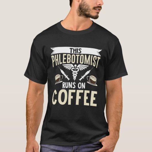 This Phlebotomist Runs On Coffee Phlebotomy Tech T T-shirt (Voorkant)