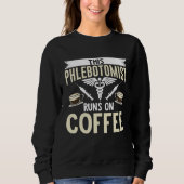 This Phlebotomist Runs On Coffee Phlebotomy Tech T Trui (Voorkant)