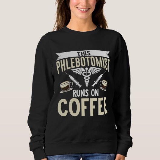 This Phlebotomist Runs On Coffee Phlebotomy Tech T Trui (Voorkant)