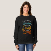 This Social Worker Runs On Jesus And Coffee Trui (Voorkant volledig)