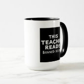 This Teacher Reads Banned Books Graphic Mok (Voorkant rechts)