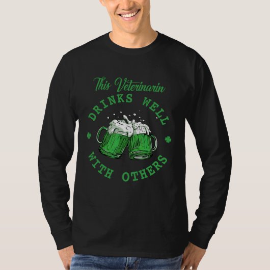 This Veterinarin Drinks Well With Others St Patric T-shirt (Voorkant)
