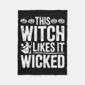 This Witch Likes It Wicked Funny Halloween Broom Fleece Deken (Voorkant)