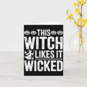 This Witch Likes It Wicked Funny Halloween Broom  Kaart (Gele Bloem)