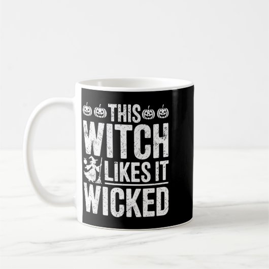 This Witch Likes It Wicked Funny Halloween Broom  Koffiemok (Links)