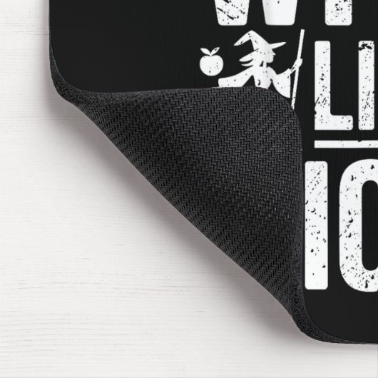 This Witch Likes It Wicked Funny Halloween Broom  Muismat (Hoek)