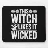 This Witch Likes It Wicked Funny Halloween Broom  Muismat (Voorkant)