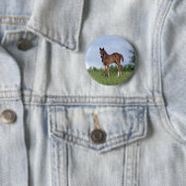Thoroughbred Foal Standing in the Grass Ronde Button 5,7 Cm (In situ)