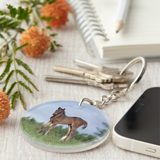 Thoroughbred Foal Standing in the Grass Sleutelhanger (Voorkant Rechts)