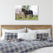 Thoroughbred Horse Standing Canvas Afdruk (Insitu (Slaapkamer))