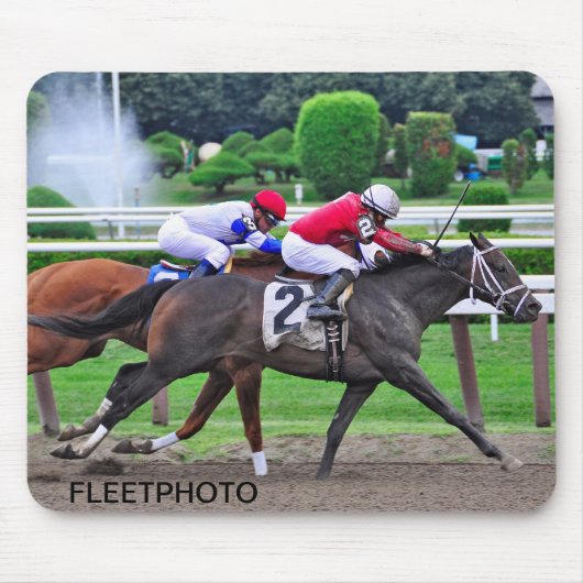 Thoroughbred Racing at Historic Saratoga Racetrack Muismat (Voorkant)