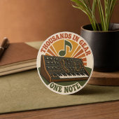 Thousands in Gear, One Note – Lustiger Synth Nerd Ronde Sticker