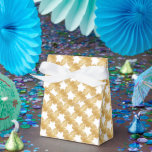 Thread of Gold Favor Box - Adiela Akoo Bedankdoosjes<br><div class="desc">'De 'Thread of Gold range' doet denken aan die gouden herinneringen aan de kindertijd die een relatieve werkmagie met naalden en draad bekijken om met passie prachtige kledingstukken te maken. Voor mij was het een grootmoeder, moeder en tantes. Of het nu een eikel of een jurk was, ik heb die...</div>