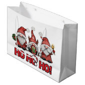 Three Festive Gnomes Christmas Gift Bag Groot Cadeauzakje (Voorkant Gekanteld)