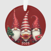 Three Gnomes 2025 Christmas Ornament (voorkant)