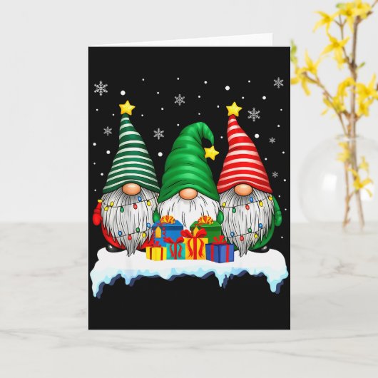 Three Gnomes Tree Lights Men Women Matching Xmas H Kaart (Gele Bloem)