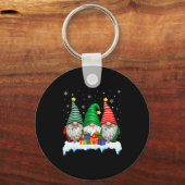 Three Gnomes Tree Lights Men Women Matching Xmas H Sleutelhanger (Voorkant)