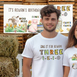 Three-i-e-i-o 3rd Birthday Boerderij Theme Parents T-shirt<br><div class="desc">Three-i-e-i-o 3rd Birthday Party T-shirt voor mama en papa. De t-shirts met het thema "zing het voor [naam] Three-i-e-i-o" aan de ene kant en de boerderijdieren aan de andere kant - perfect om uw gasten aan te moedigen wat lawaai te maken! Geïnspireerd door het EIO Old Macdonald kinderrijmpje in het...</div>