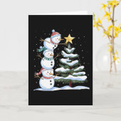 Three Snowmen Are Arranging A Christmas Tree Cute Kaart (Gele Bloem)