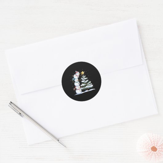 Three Snowmen Are Arranging A Christmas Tree Cute  Ronde Sticker (Envelop)
