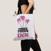 Three Trees Inn (zwart) Tote Bag (Dichtbij)