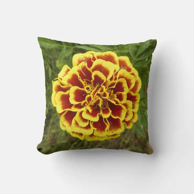 Throw Pillow With Picture Of Marigold On It Kussen (Voorkant)
