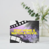 THUIS BLIJVEN EN EEN FILM BEKIJKEN BRIEFKAART (Staand voorkant)