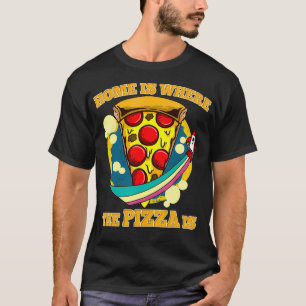 Thuis is het Pizza-stuk met een raket T-shirt