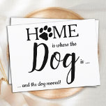 Thuis is waar de hond een nieuw adres is waarop ee briefkaart<br><div class="desc">Thuis is waar de hond is ... en de hond bewoog. Laat je beste vriend je beweging aankondigen met deze schattige en grappige koninklijke kaartje. Pas de rug met namen en uw nieuw adres aan. Deze mededeling van de hond is een must voor alle hondenmoeders, hondenbroodjes en hondenliefhebbers! COPYRIGHT ©...</div>