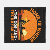 Thuis is waar de hond en Kayak zijn Fleece Deken (Voorkant (Horizontaal))
