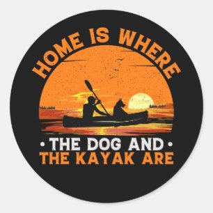Thuis is waar de hond en Kayak zijn Ronde Sticker
