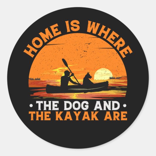 Thuis is waar de hond en Kayak zijn Ronde Sticker (Voorkant)