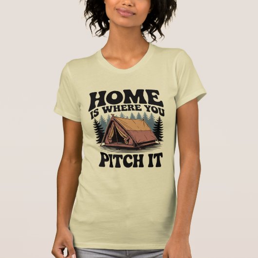 Thuis is waar je het in het bos plaatst - Camping T-shirt (Voorkant)