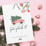 Thuis is waar je het roze van kerstboom parkeert feestdagenkaart<br><div class="desc">Viel het magische en feestelijke vakantieseizoen met onze aangepaste vakantiekaart. Het ontwerp is voorzien van ons typografische ontwerp "Home is where You Park" met een roze, roze, bus met kerstboom. kerstgroen en ornament bieden een feestelijke blik op dit ontwerp van de kerstkaart. Gepersonaliseerd met uw monogram initiaal op de voorzijde...</div>