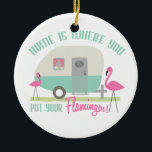 Thuis is Waar Je Je Flamingo's Neerzet Ornament<br><div class="desc">Een ornament met een illustratie van een retro caravan met turkooise streep en twee roze plastic flamingo's in de tuin. De tekst zegt "Thuis is waar je je flamingo's plaatst!"</div>