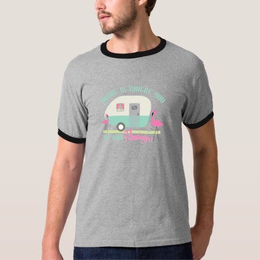 Thuis is waar je je Flamingos Retro-trailer plaats T-shirt (Voorkant)