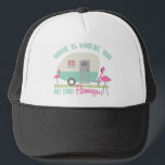 Thuis is waar je je Flamingos Retro-trailer plaats Trucker Pet<br><div class="desc">Een shirt met een illustratie van een tweetonige turquoise en beige retro trailer / camper met de tekst "Home is waar je je flamingos neerzet!"  en een illustratie van twee flamingos.</div>