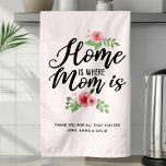 Thuis is waar mama gepersonaliseerd is theedoek<br><div class="desc">Thuis is waar mama gepersonaliseerde keukenhanddoeken is. Dit prachtige mam citaat maakt het perfecte cadeau voor Moederdag! Pas dit aangepaste ontwerp aan met uw eigen gevoel en waardering. De moderne scripttekst en de bloemen van de waterverf maken dit een geweldig cadeau voor mama. Kies uw eigen achtergrondkleur.</div>