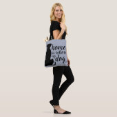 Thuis is waar mijn hond is tote bag (Op model)
